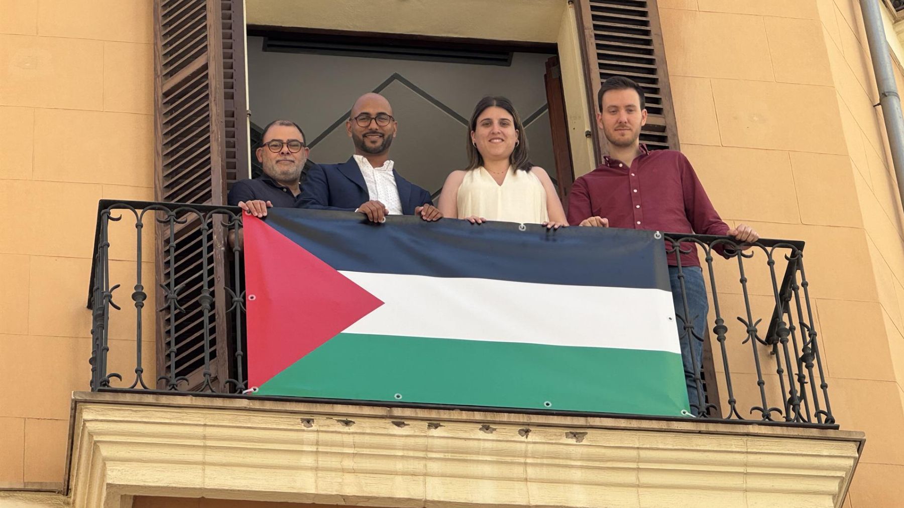 Diputados del PSOE balear posando con la bandera de Palestina.