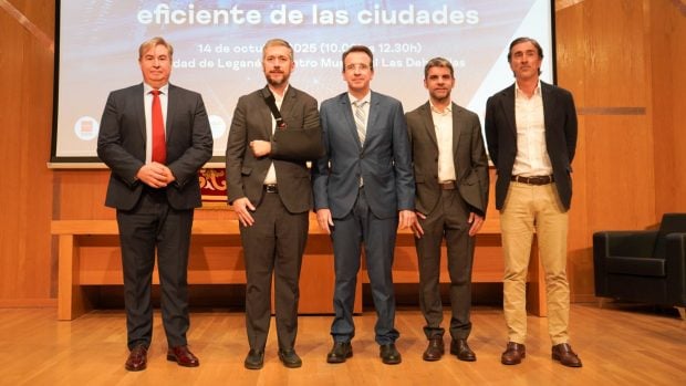 De izquierda a derecha, José Antonio Sánchez, viceconsejero de Presidencia y Administración Local de la Comunidad de Madrid; Miguel Ángel García, consejero de Presidencia, Justicia y Administración Local de la Comunidad de Madrid; Miguel Ángel Recuenco, alcalde de Leganés; Jesús Muñoz, vicepresidenta de la Federación de Municipios de Madrid y alcalde de Paracuellos del Jarama, y David Moneo, director del Foro de las Ciudades de IFEMA.