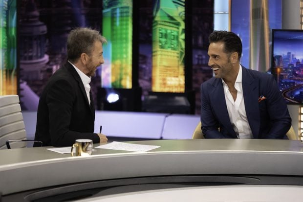 Pablo Motos y David Bustamante en el plató de 'El Hormiguero' (Atresmedia).