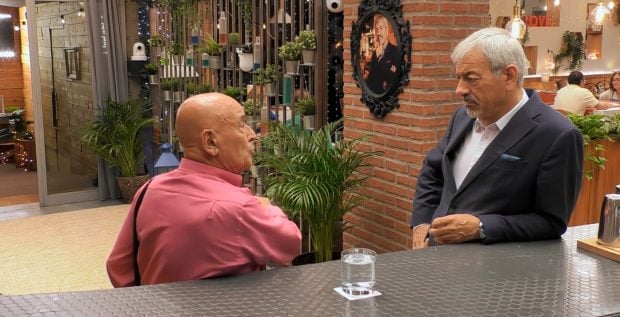 Tino habla con Carlos Sobera en 'First Dates'. (Mediaset)