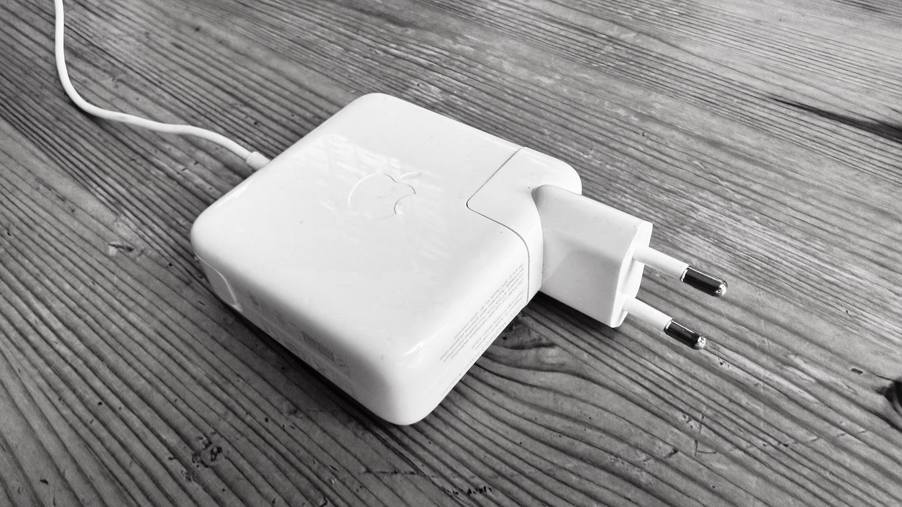 Apple deja fuera el cargador del nuevo MacBook Pro M5 en Europa