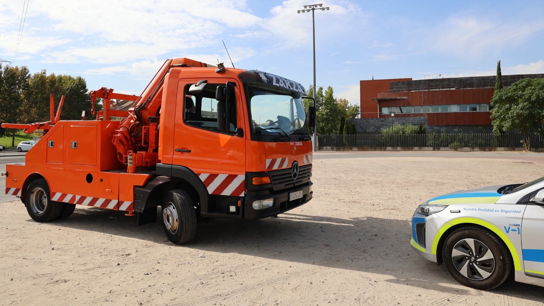 Los gruistas denuncian que la burocracia de la DGT les impide trabajar con seguros: No nos dan de alta