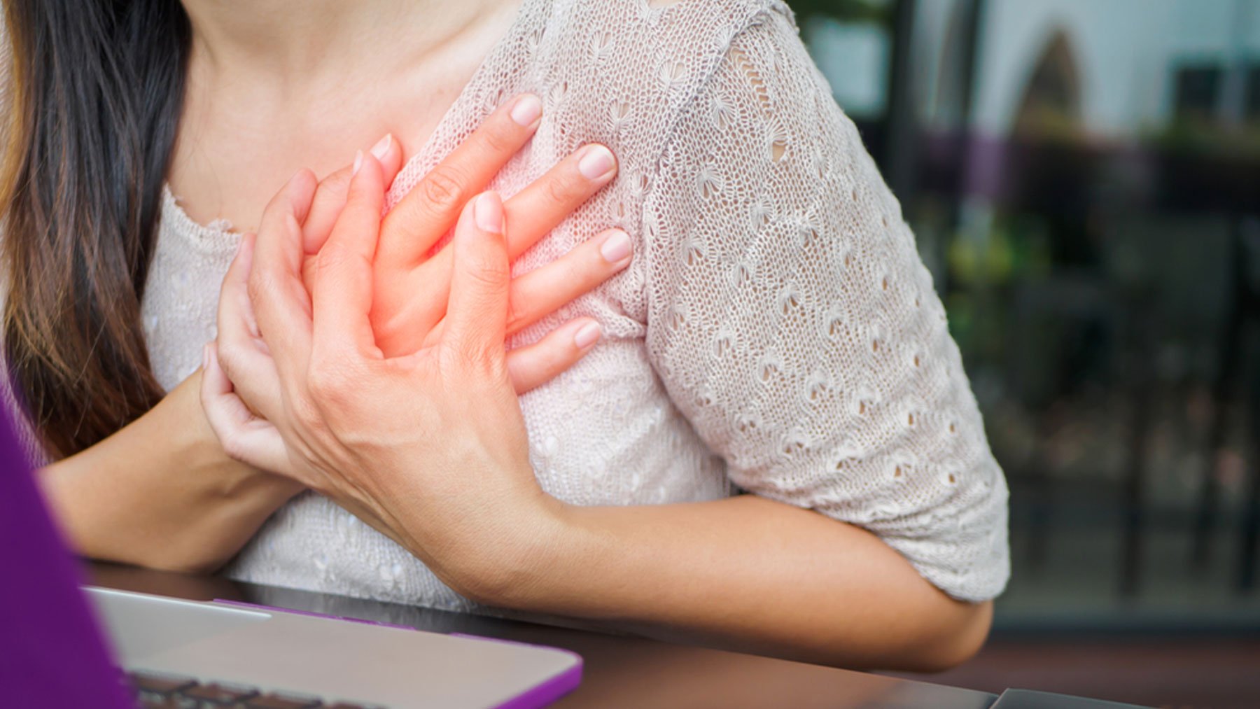 El dolor en el pecho es uno de los síntomas del infarto.