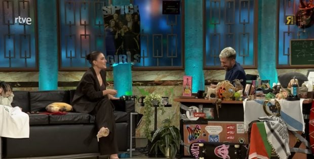 Andrea Duro y David Broncano en La Revuelta. (RTVE)