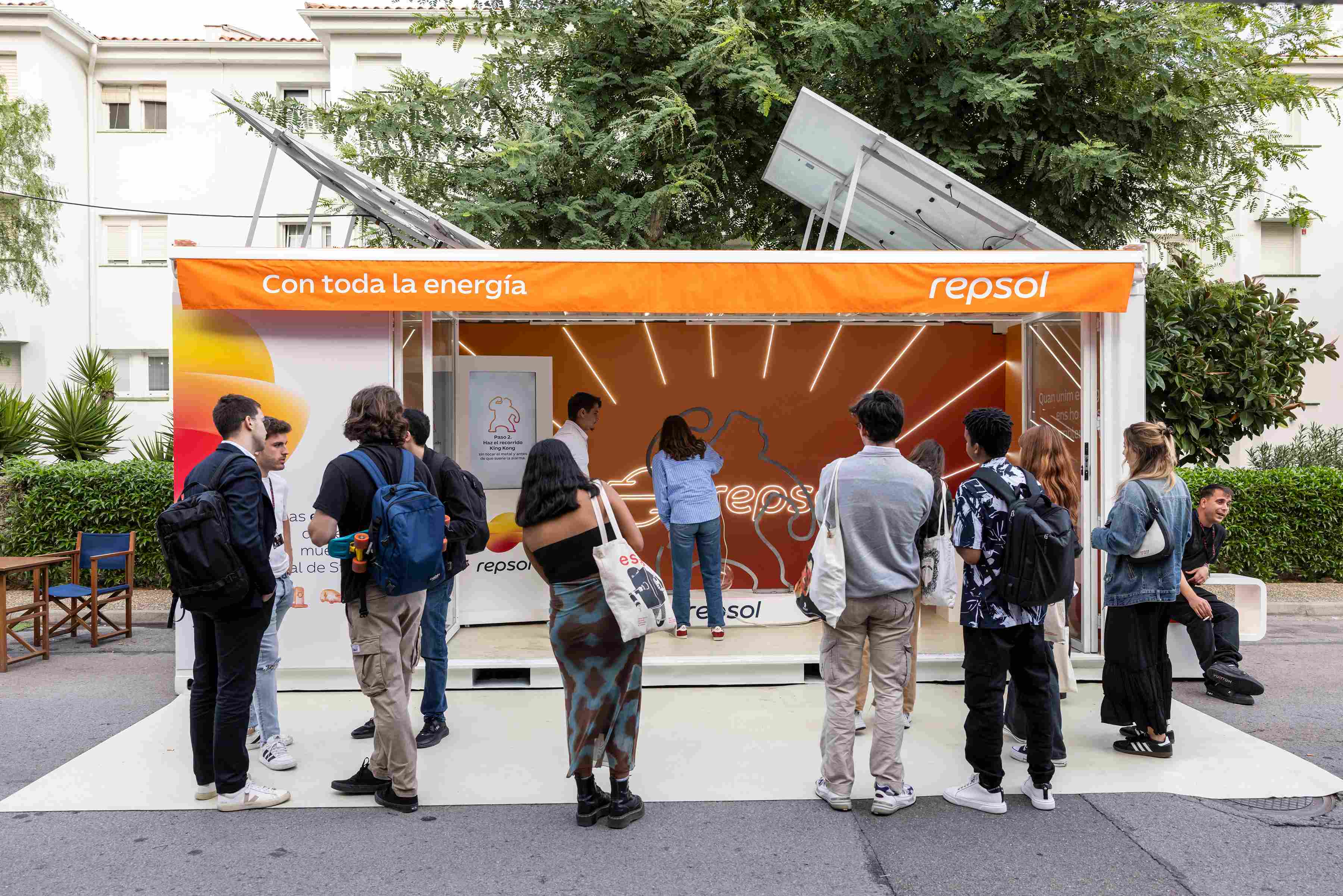 Los asistentes al Festival de Sitges poniendo a prueba su destreza en el Desafío King Kong de Repsol