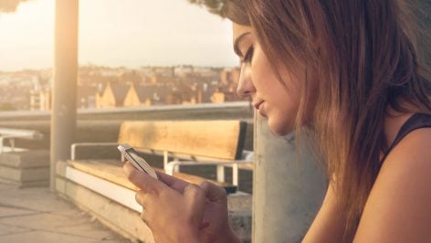 Adolescente con el móvil.