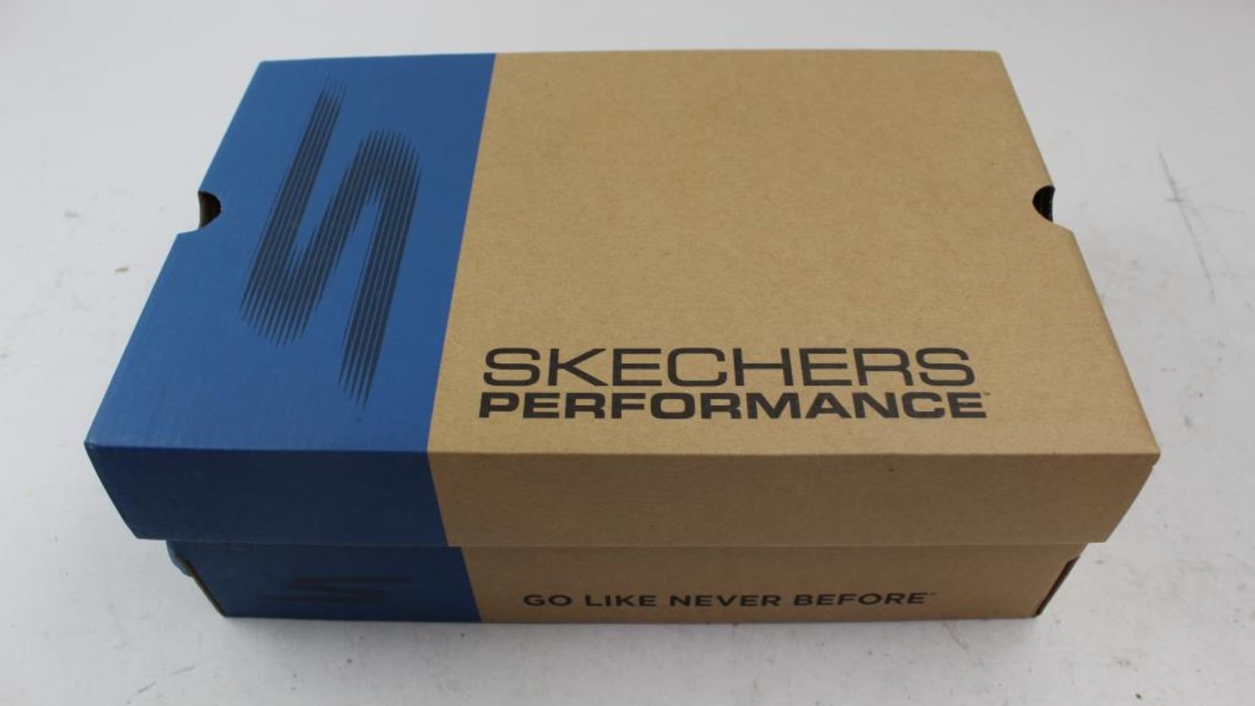 Una caja de zapatillas Skechers