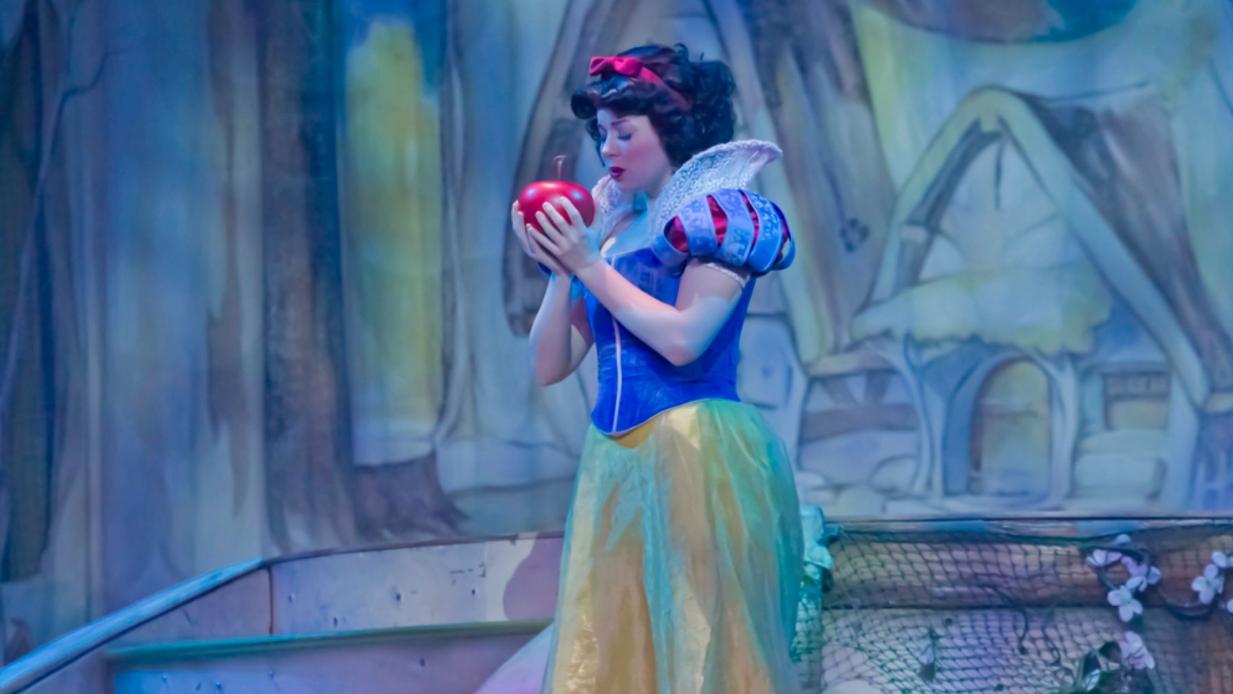Comer sólo manzanas como Blancanieves: una experta alerta de los riesgos de la dieta Disney