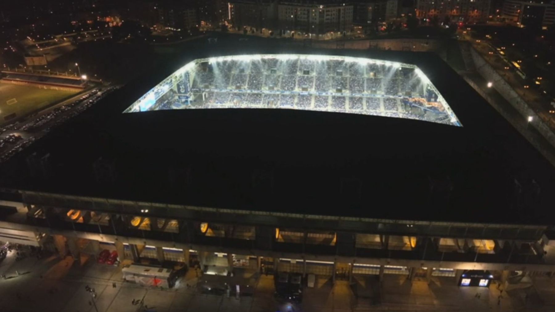 Imagen aérea del Carlos Tartiere durante la protesta de los jugadores por el partido de Miami. (Movistar+)