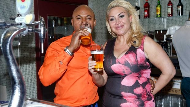 Isi y Raquel Mosquera en la inauguración de su cafetería en Móstoles en el año 2018 (Foto: Gtres).