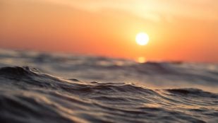 Técnica para depurar agua en 30 minutos, descubrimiento científico para purificar agua con energía solar, cómo purificar agua con luz, solar, solución a agua potable.