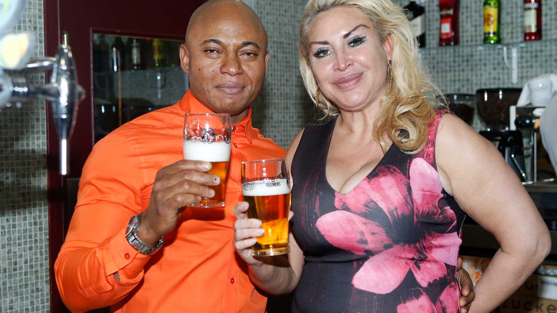 Isi y Raquel Mosquera en la inauguración de su cafetería en Móstoles en el año 2018 (Foto: Gtres).