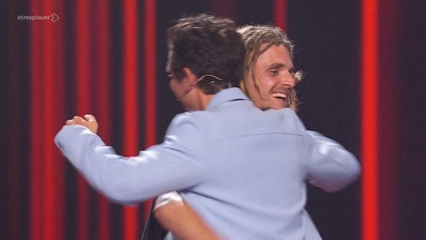 Mika abraza a un aspirante de 'La Voz' (Atresmedia).