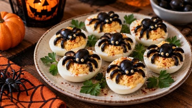 Huevos rellenos de ara&ntilde;a paso a paso