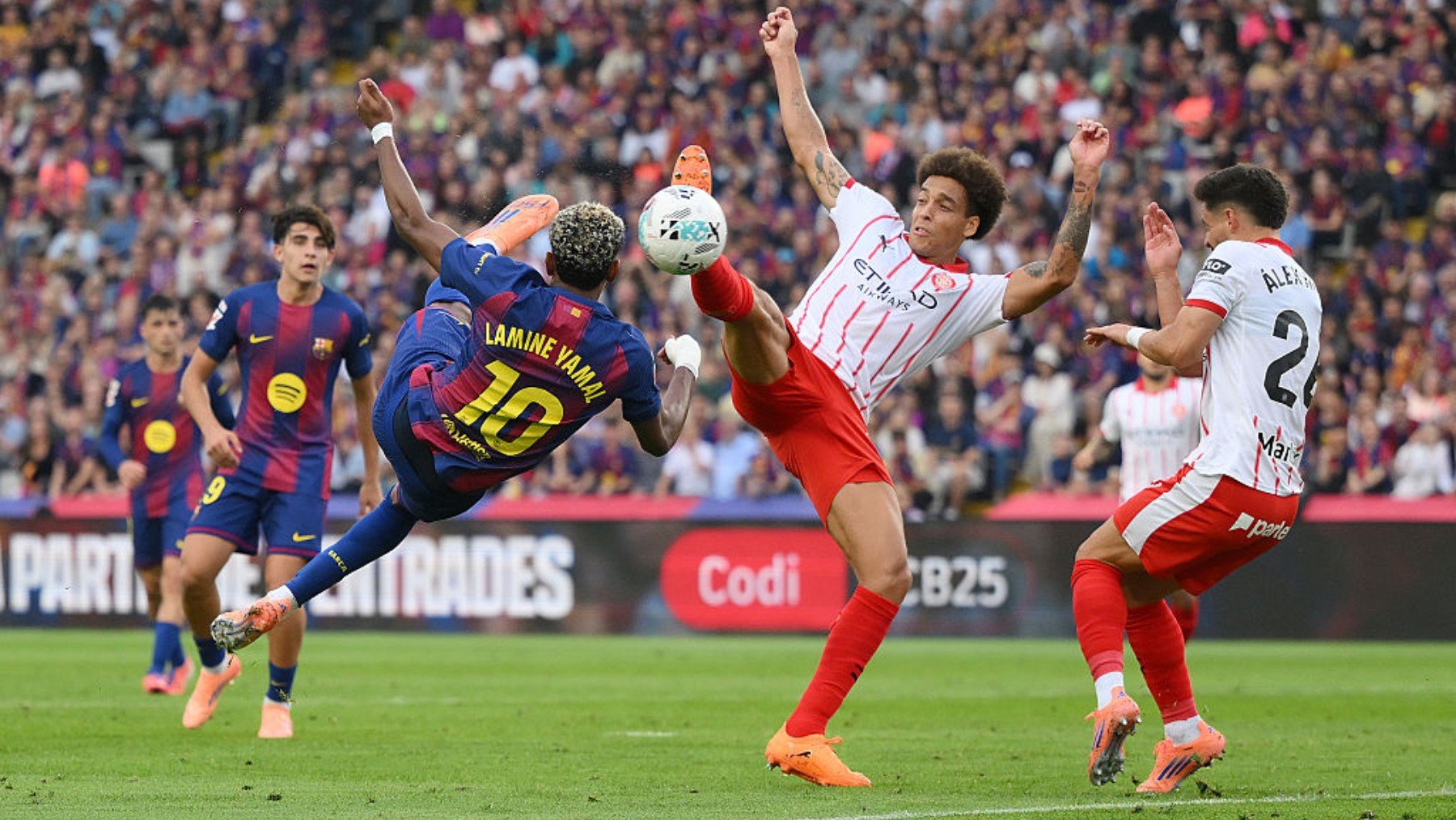 Lamine Yamal y Witsel, en el Barcelona-Girona. (Getty Images)