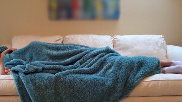 Relación entre la falta de sueño y la obesidad, por qué dormir mal engorda, peligros de dormir mal, obesidad y falta de sueño.