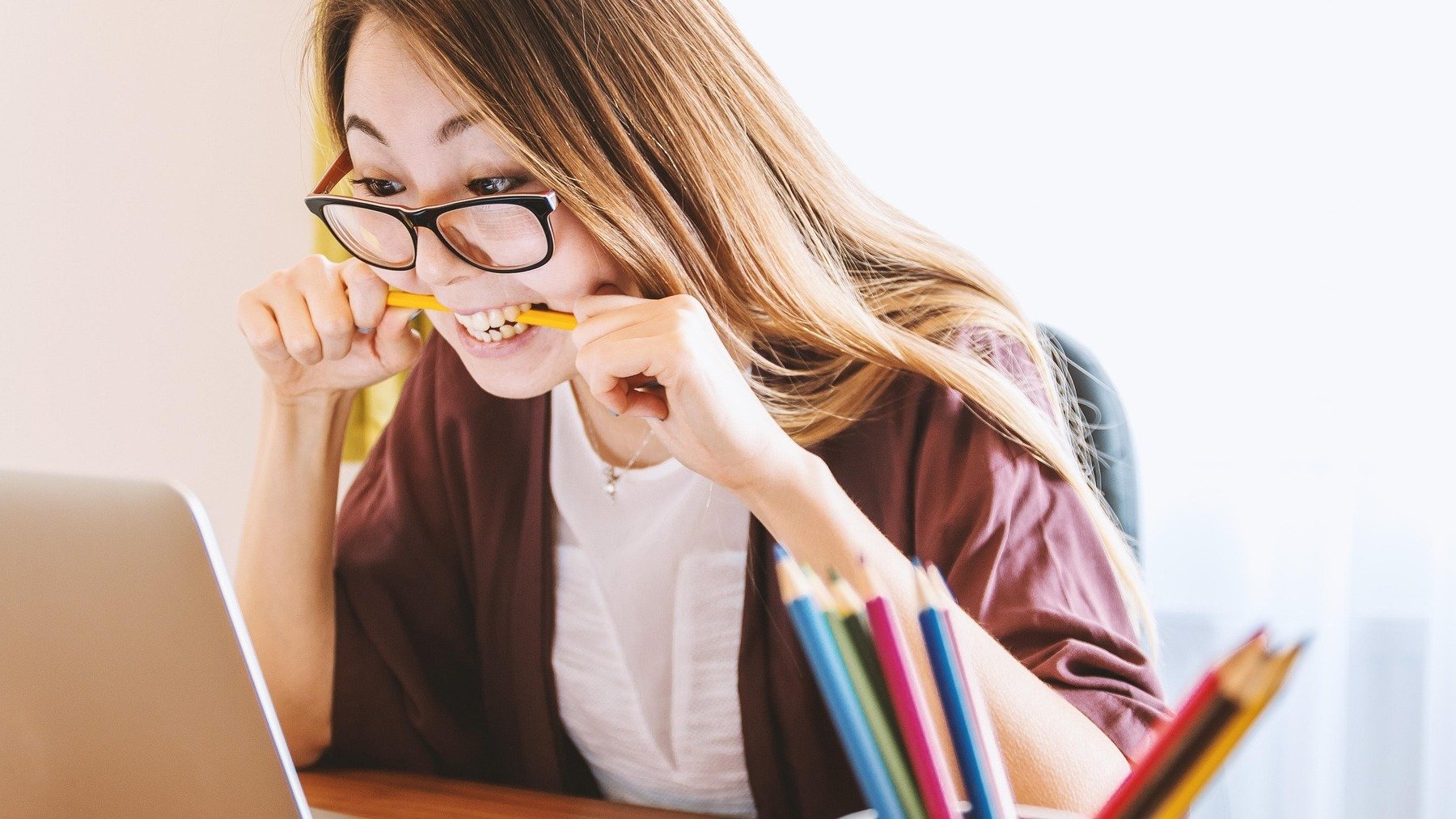 Mujer estudiando.