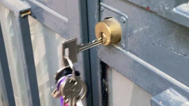 Imagen difundida por Amama para denunciar el sabotaje con pegamento.