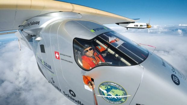 Bertrand Piccard en la cabina del Solar Impulse durante en vuelo