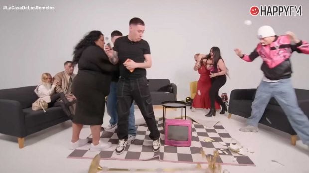 Momento de una de las peleas en 'La Casa de los Gemelos' (YouTube).