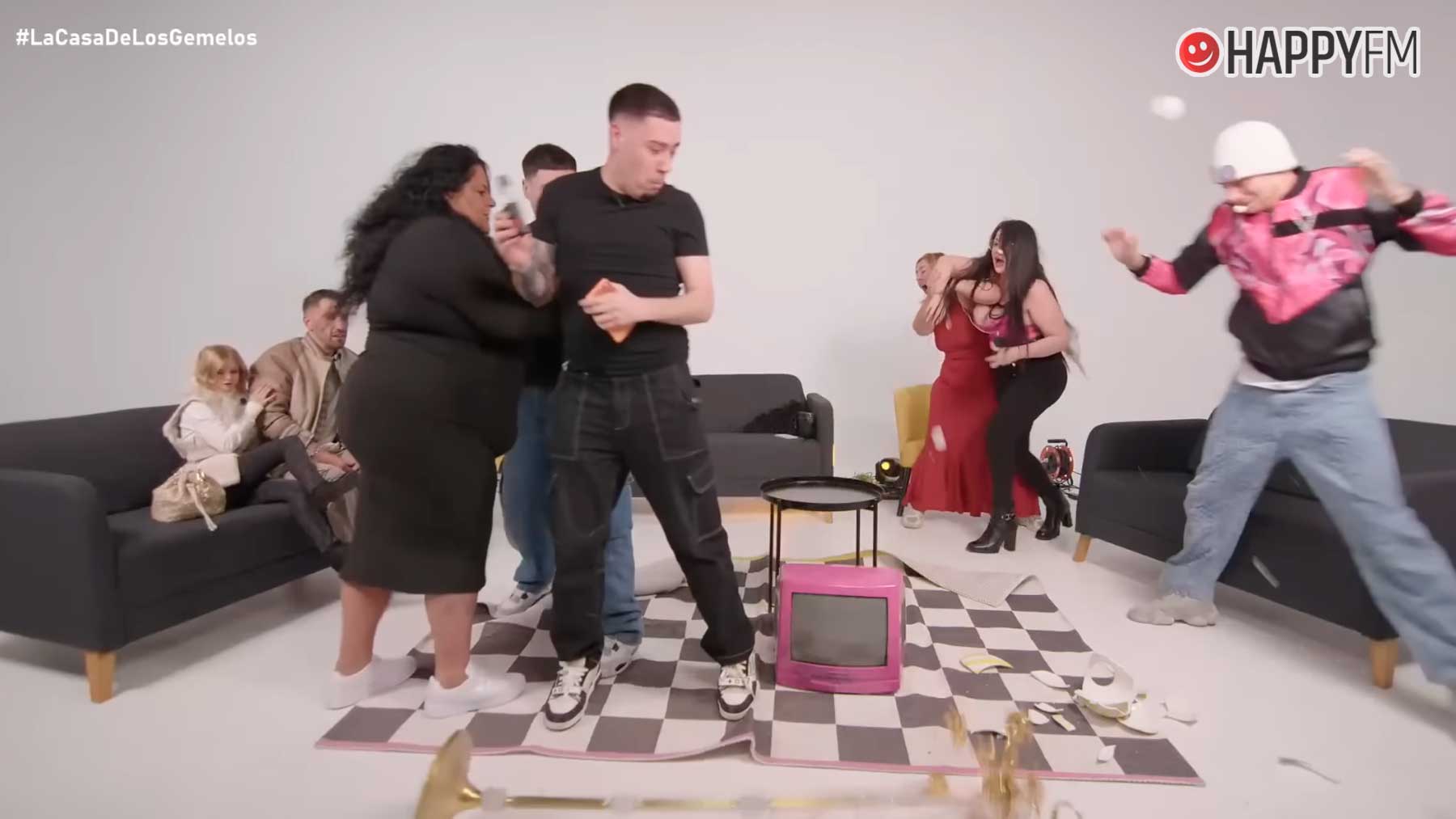 Momento de una de las peleas en 'La Casa de los Gemelos' (YouTube).