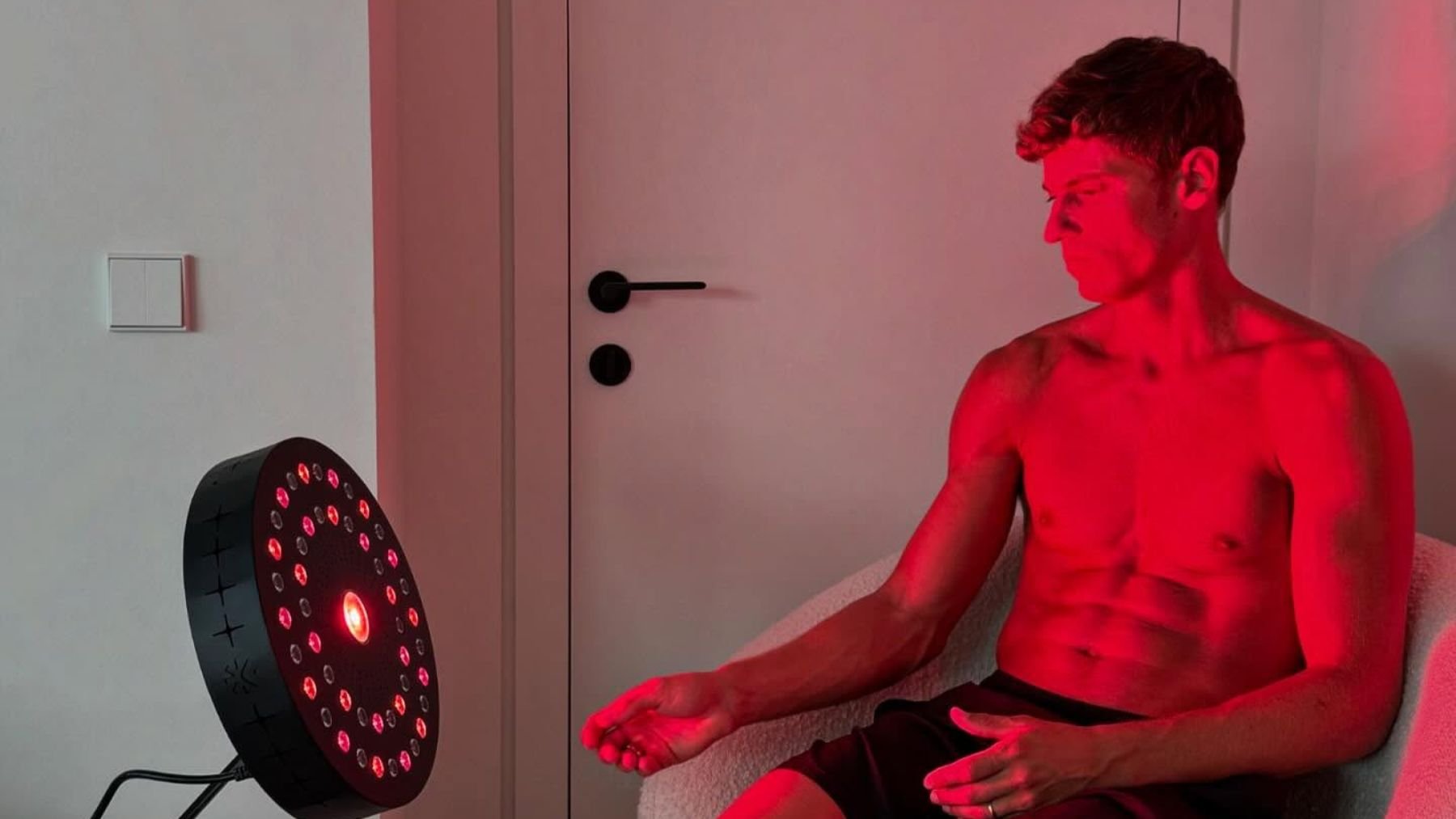 Marcos Llorente con un panel de luz roja.