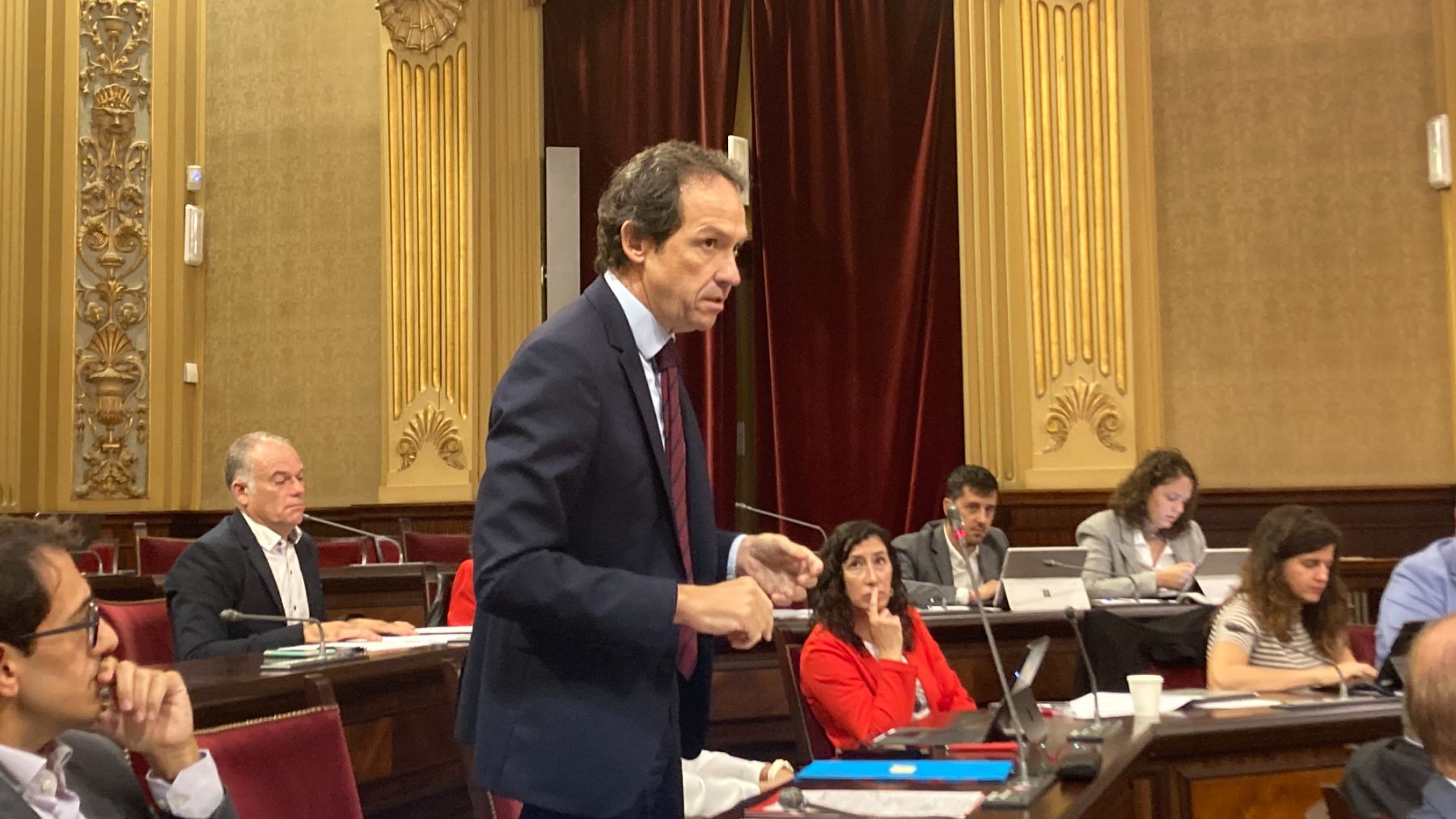 El socialista Marc Pons calla por dos veces sobre sus whatsapps con Koldo García