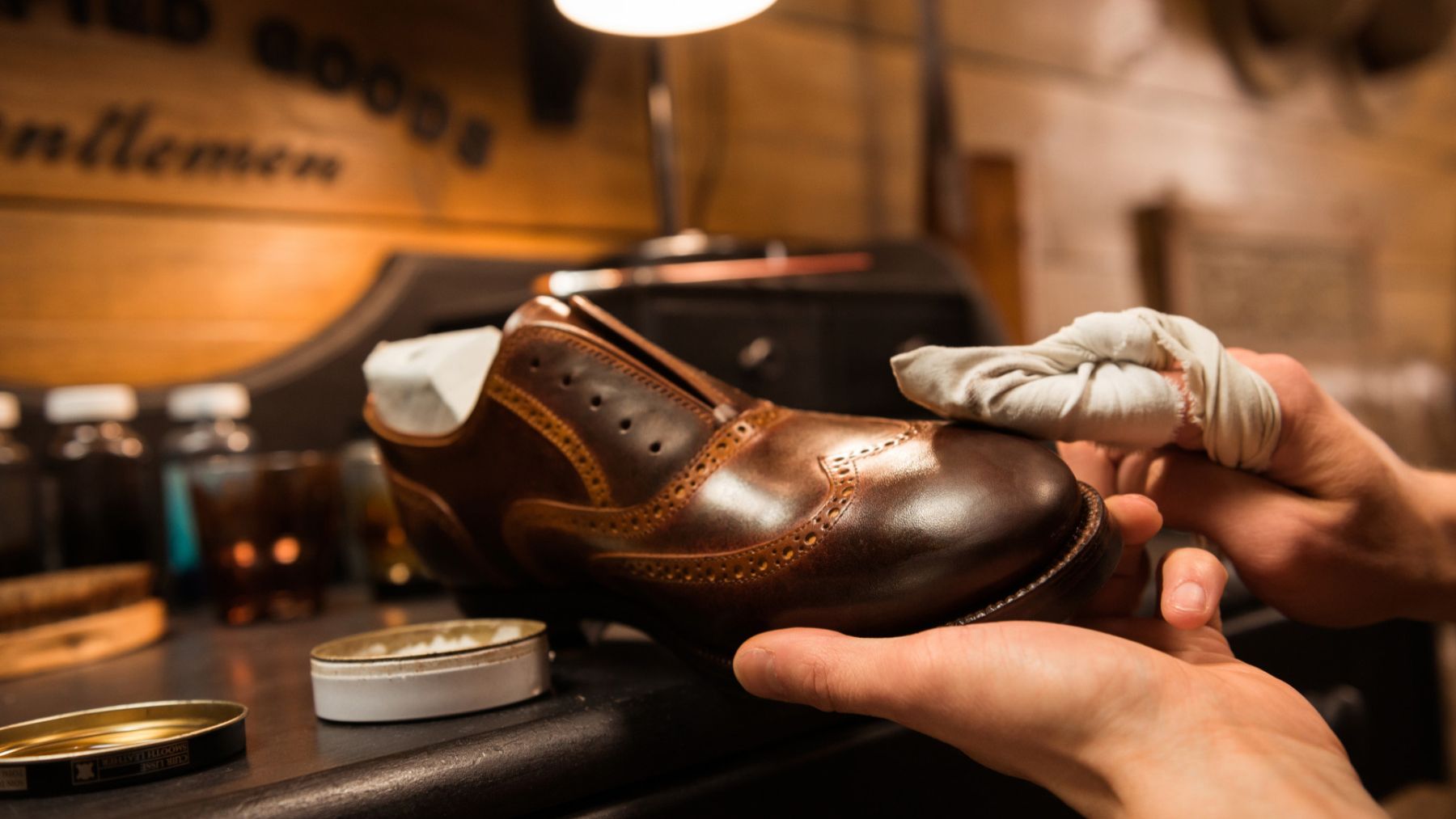 Una persona limpiando un zapato. Foto: Freepik