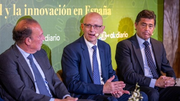 De izquierda a derecha: Juan de Dios Fernández, socio de Aquaterra; Ramón Jiménez, director general de Global Services de COX y José Manuel Loureda, director de Desarrollo de Sacyr Agua y de Sacyr Ingeniería e Infraestructuras.