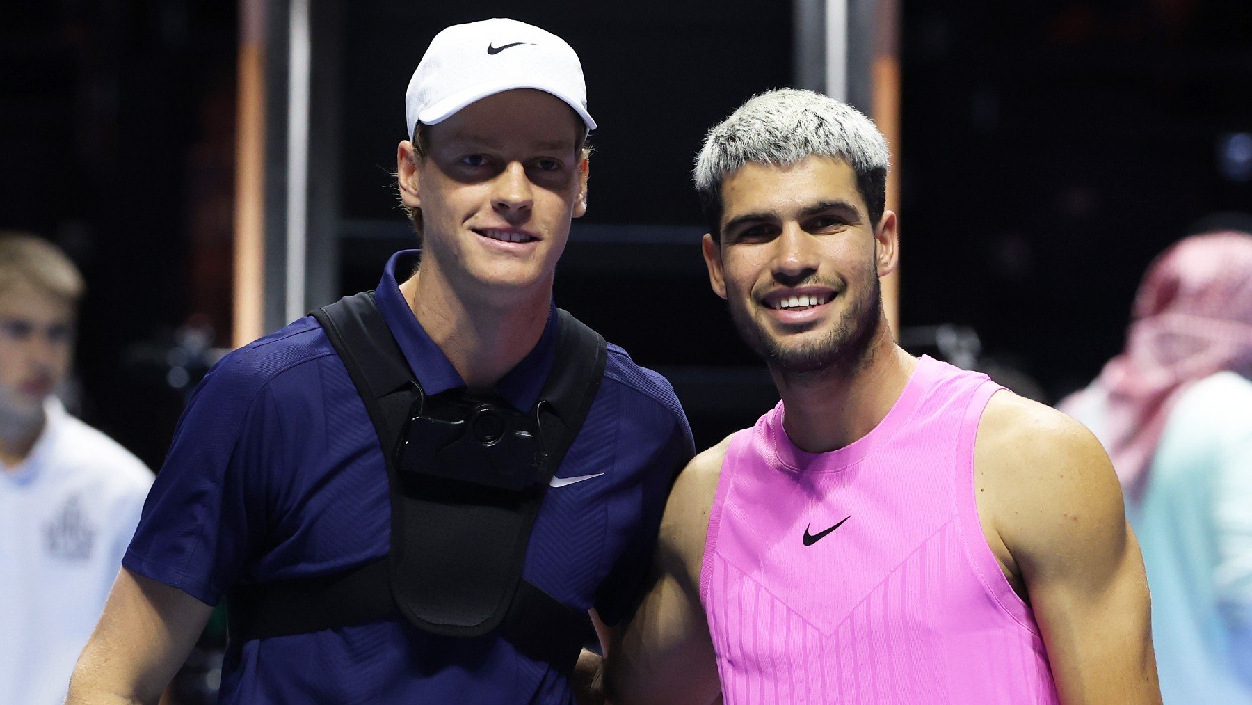Alcaraz y Sinner posan antes de la final del Six Kings Slam en Riad. (Getty)