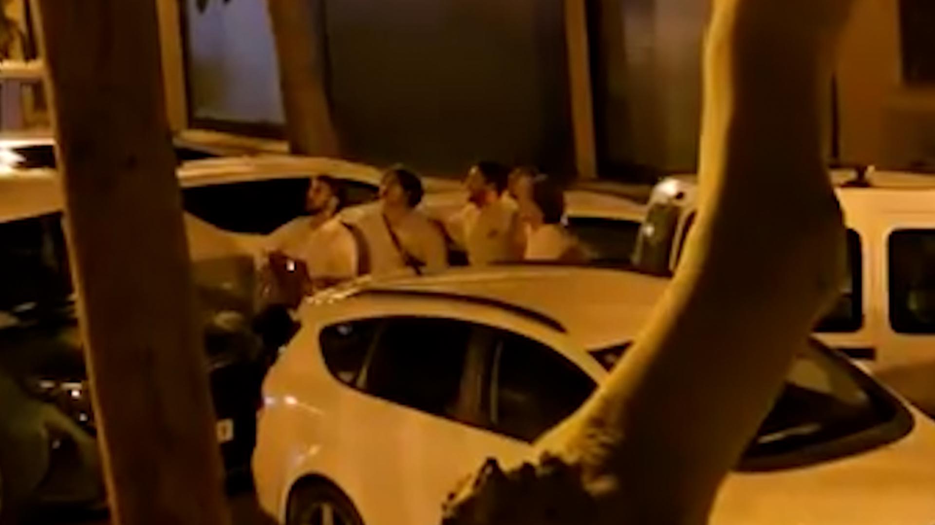 Un grupo de cinco jóvenes cantando serenatas en Palma