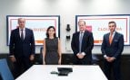 La presidenta de la Comunidad de Madrid, Isabel Díaz Ayuso, junto al equipo de Cloudera.