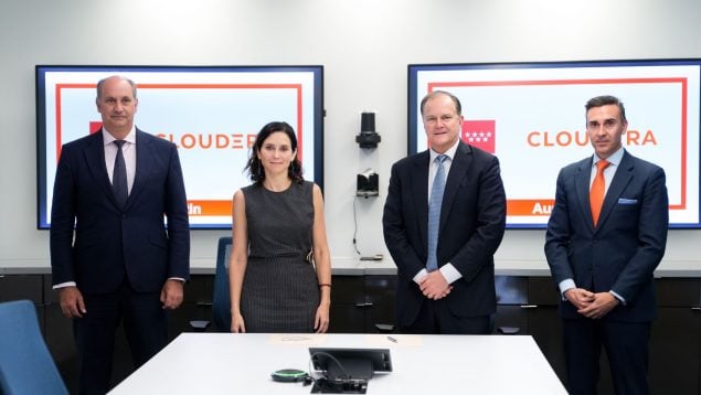 La presidenta de la Comunidad de Madrid, Isabel Díaz Ayuso, junto al equipo de Cloudera.
