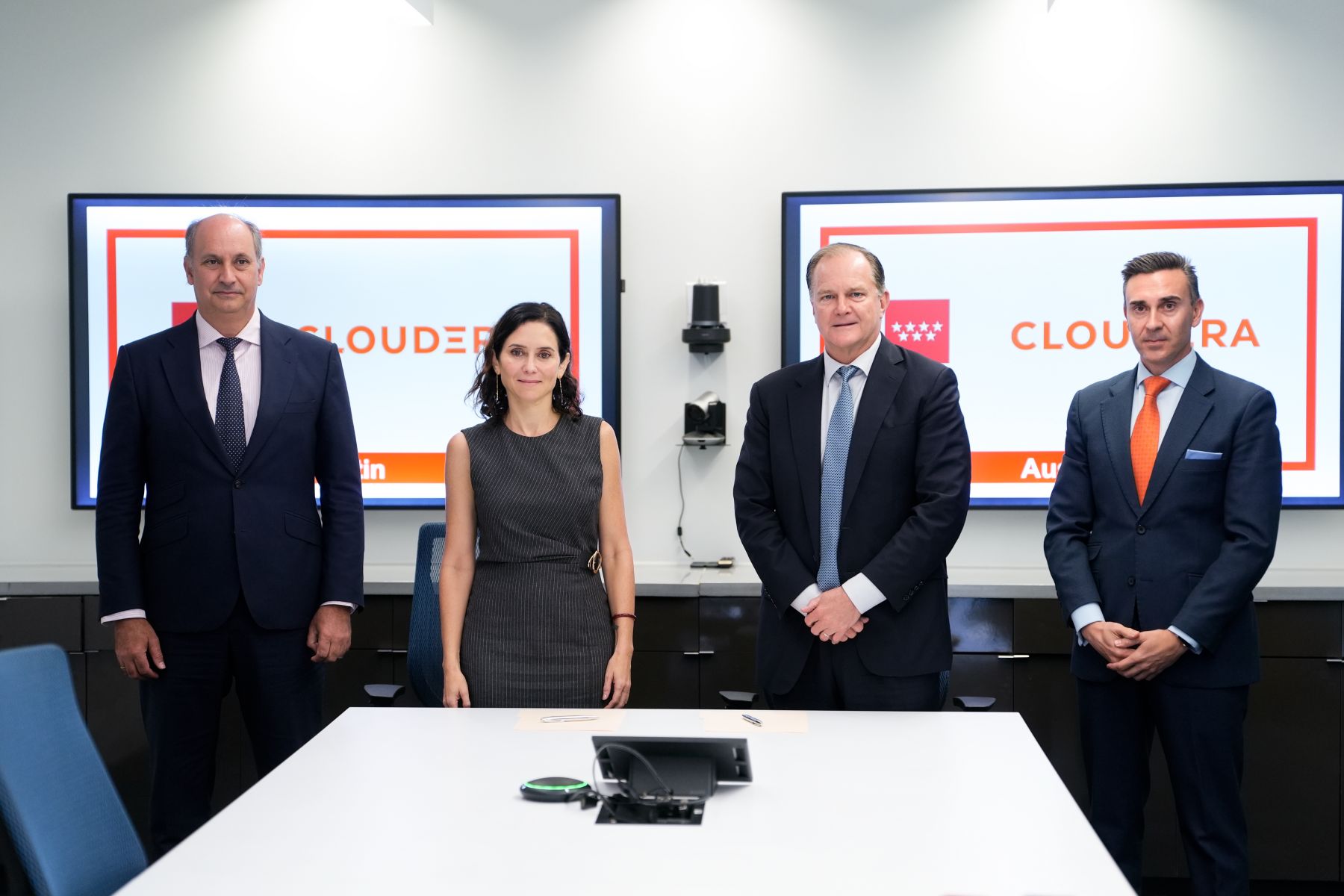 La presidenta de la Comunidad de Madrid, Isabel Díaz Ayuso, junto al equipo de Cloudera.