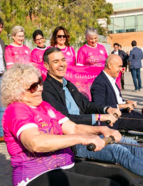 La presidenta de AMAMA junto a Pedro Sánchez y Antonio Muñoz.