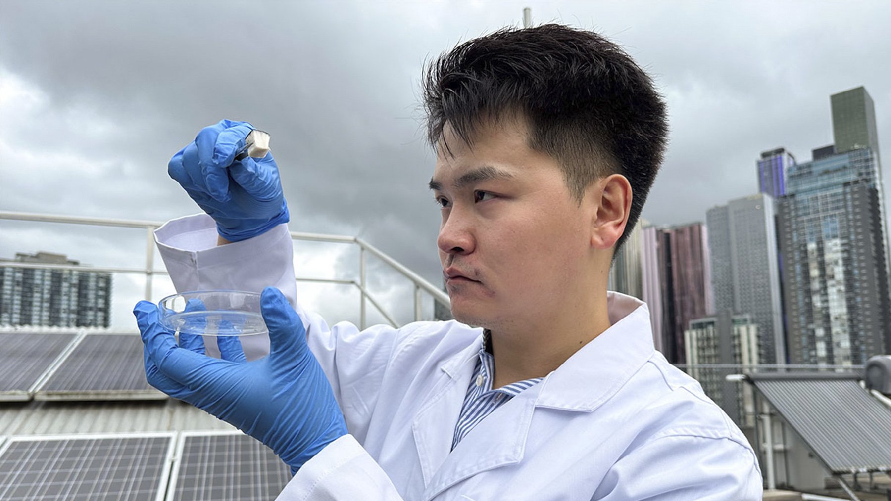 Científico con el cubo de madera que ‘fabrica’ agua. Foto: Shu Shu Zheng, Universidad de RMIT.
