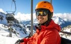 Un hombre haciendo deportes de nieve.