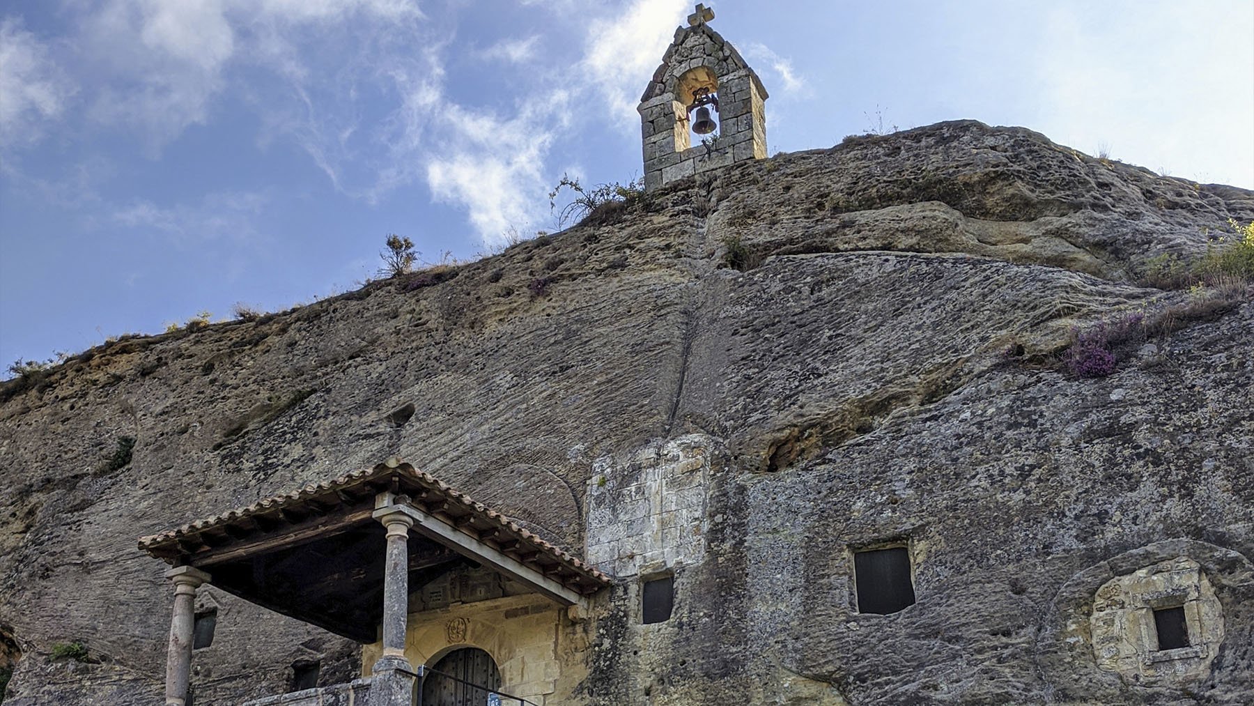 Exterior de la iglesia de los Santos Justo y Pastor. Foto: Rodelar en Wikimedia Commons.