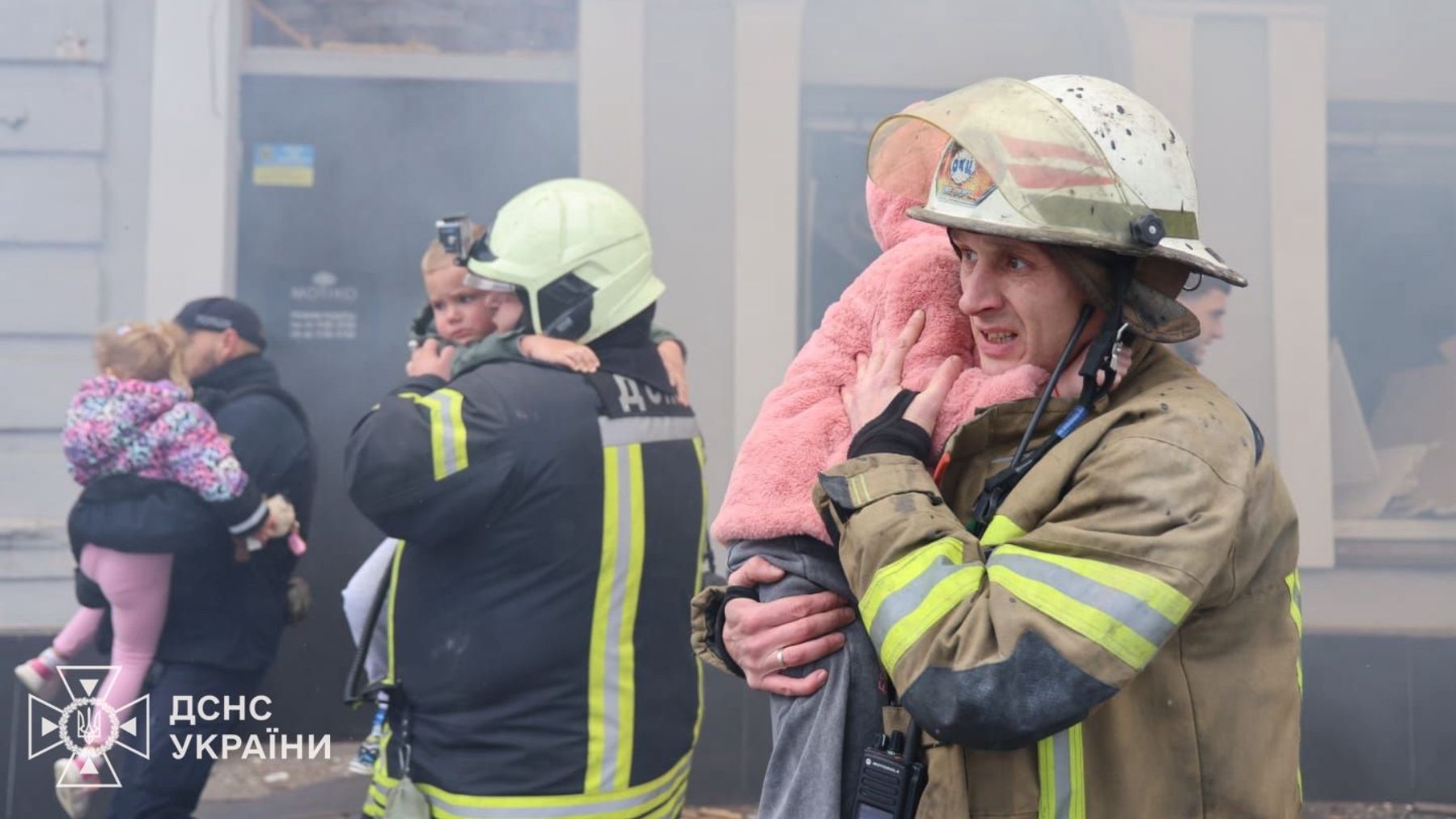 Los bomberos rescatan a varios niños de la guardería.