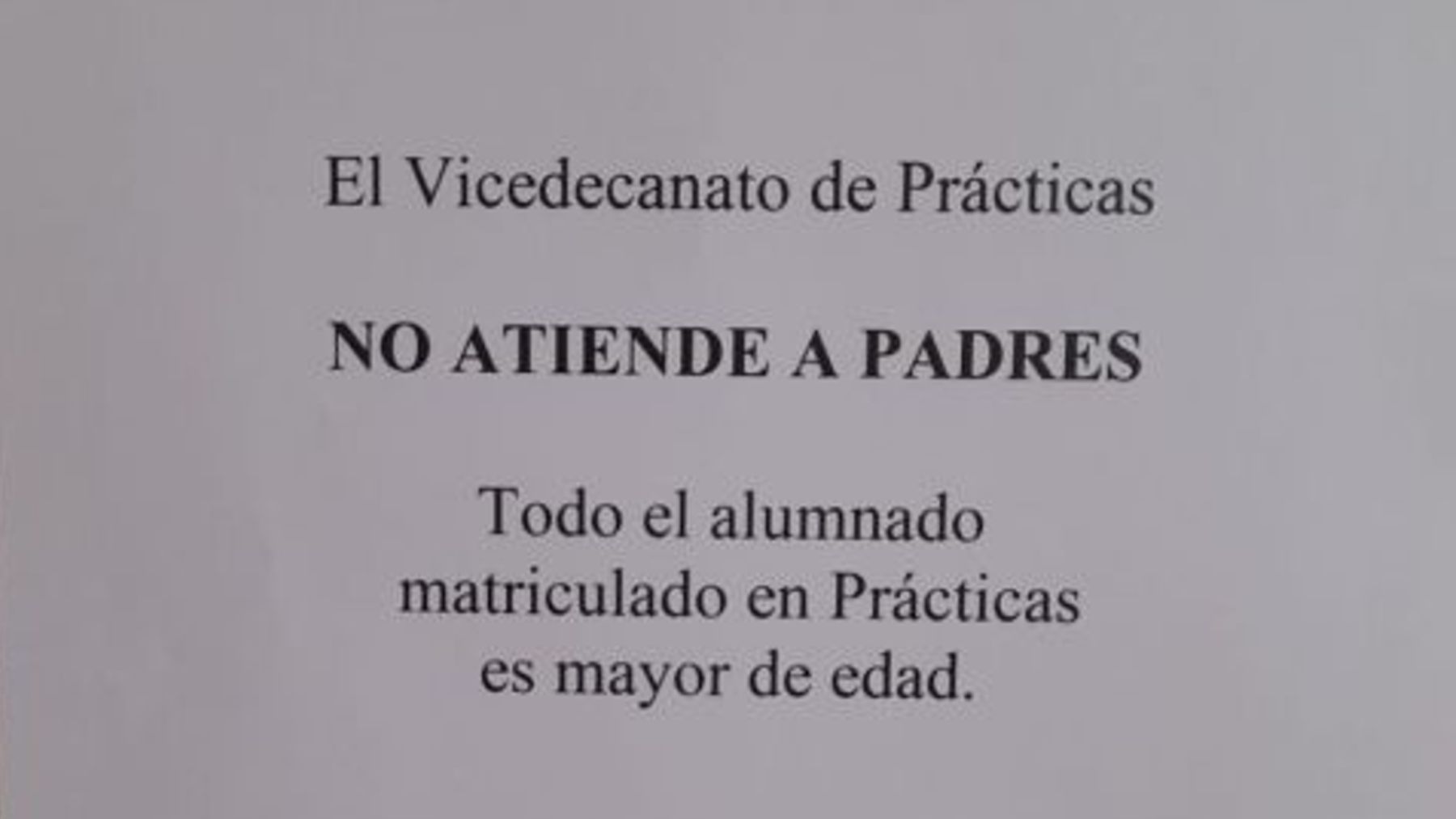Cartel colgado por la Universidad de Granada.