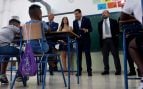Juanma Moreno habla con unos alumnos en un colegio de Málaga.