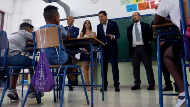 Juanma Moreno habla con unos alumnos en un colegio de Málaga.