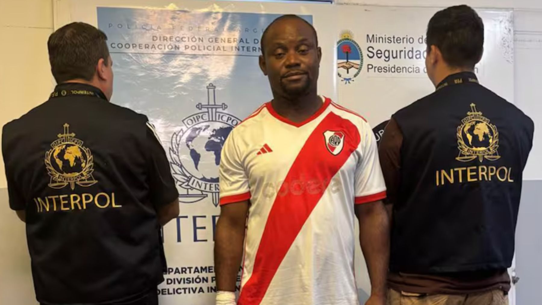 Ikechukwu Ndubuisi tenía una búsqueda plateada de Interpol.