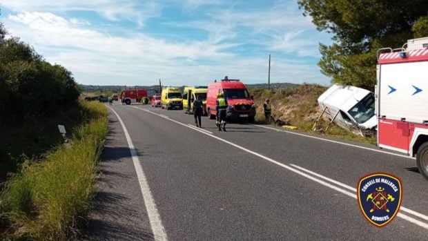 Equipos de emergencia actuando en el accidente. FOTO: BOMBERS DE MALLORCA