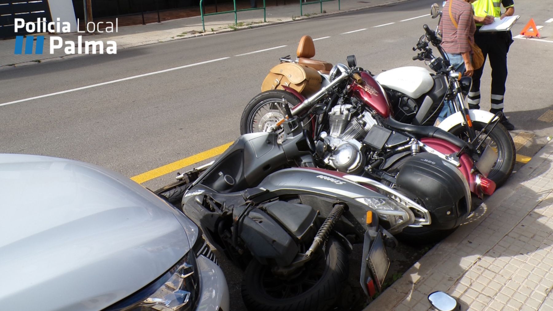 La conductora arremetió contra un coche y varias motocicletas estacionadas.