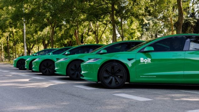 Varios coches de Bolt, ciudades pequeñas, españa, competencia, la coruña, toledo