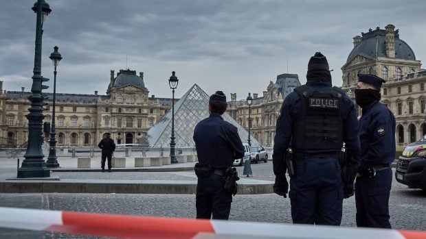 Louvre joyas robo, directora, Laurence des Cars, dimisión Macron