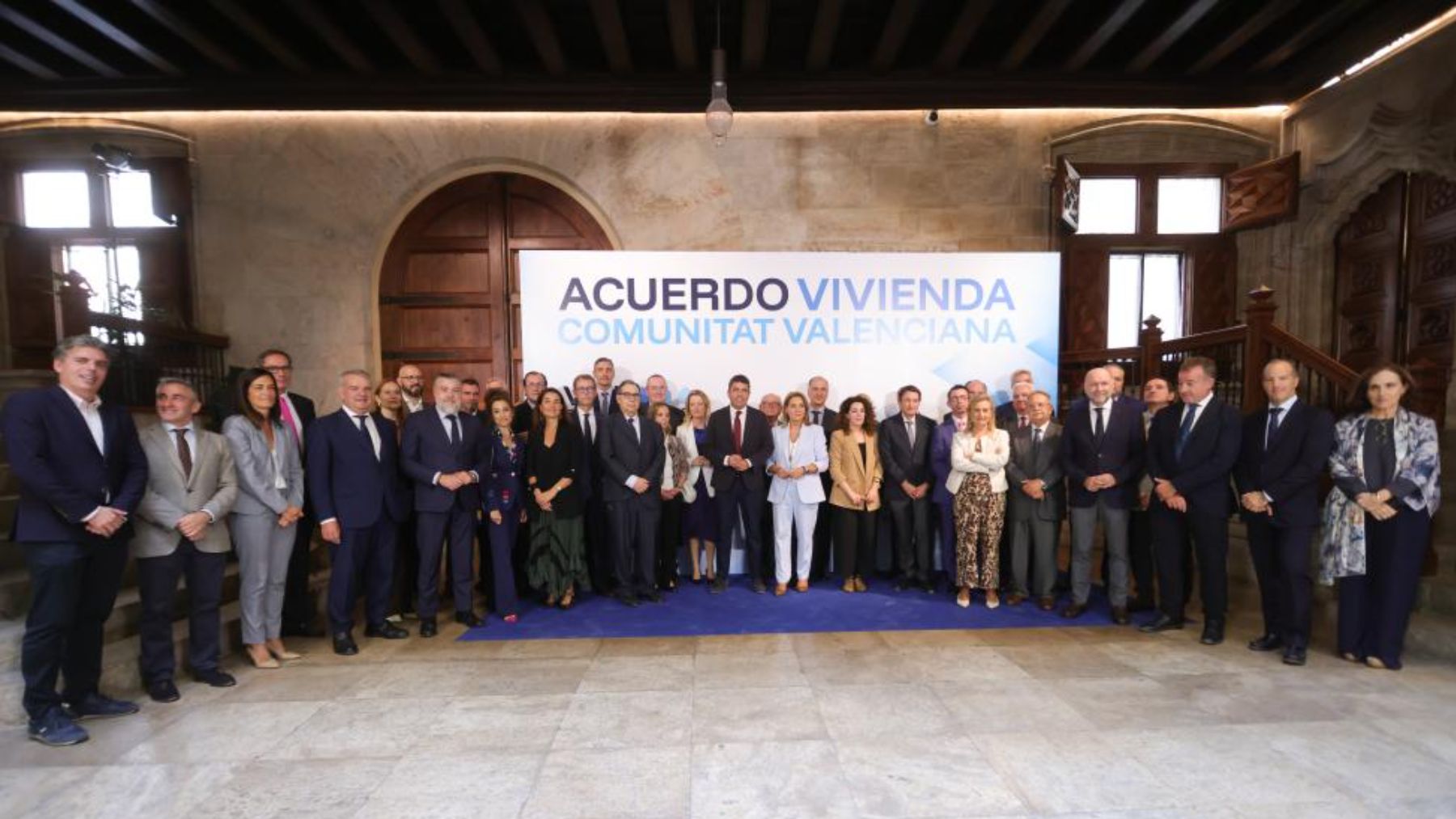 Mazón, con los firmantes del Acuerdo por la Vivienda en la Comunidad Valenciana, este jueves.