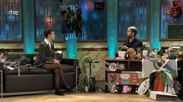 Michelle Jenner y David Broncano en La Revuelta. (RTVE)