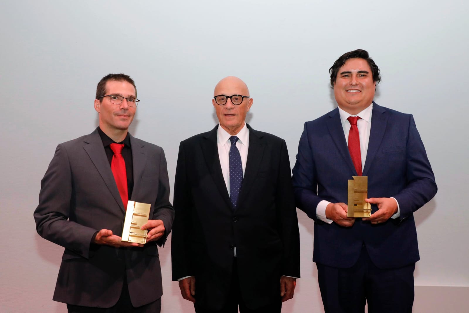 Los galardonados, Oscar Serrano y Claudio Sáez, con Josep Oliu (centro).